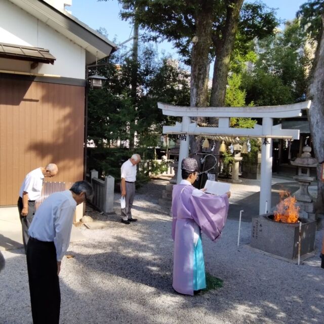 今日は月次祭を執り行いました
暑い中、氏子総代の方々にも参拝して
頂きました
　暑い日が続きますが、水分補給をしっかりおこない
元気に過ごしましょう
#小汐井神社
#滋賀県
#草津市
#神社
#月次祭
#おたきあげ